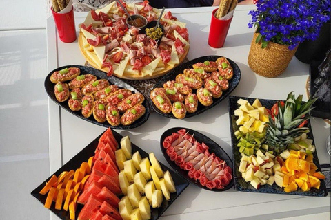 Ayia Napa: Private Sunset Cruise with Snacks and Drinks Ayia Napa: Private Sunset Cruise with Prossecco and Snacks