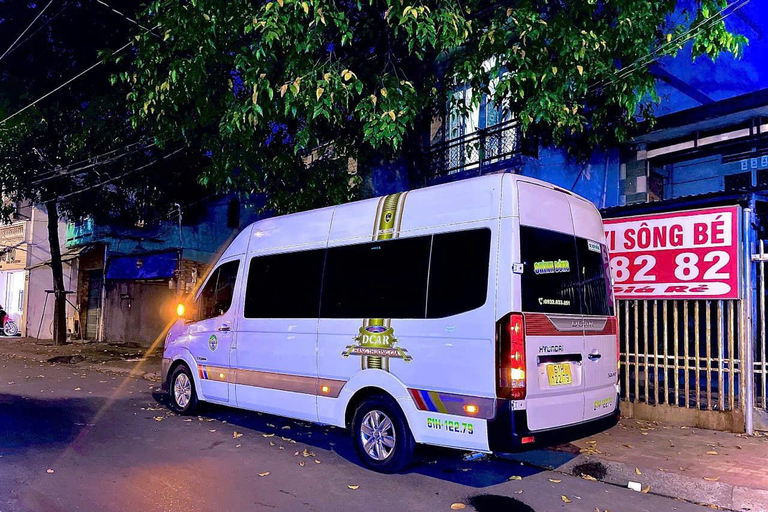 Transferência privada da cidade de Ho Chi Minh para a fronteira de Moc BaiSedan (2 pessoas + 2 malas)