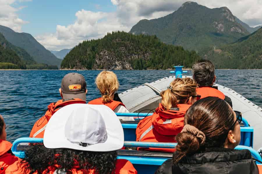 Vancouver: Indian Arm und Granite Falls Zodiac Bootstour. Foto: GetYourGuide
