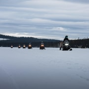 Kiruna : excursion en motoneige pour observer les aurores boréales avec transfert