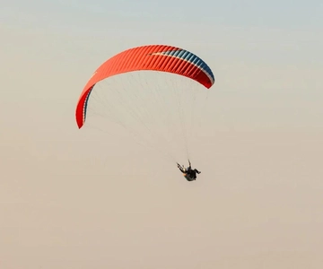 Marrakech: Dagtrip Paraglide en kamelenrit in het Atlasgebergte