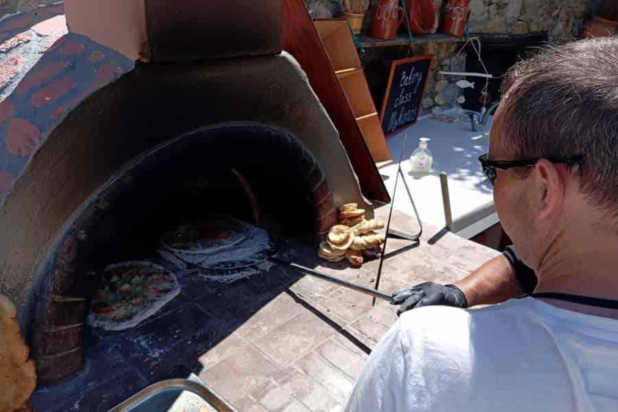 Von Mykonos: Mykonischer Backkurs mit Brunch. Foto: GetYourGuide Von Mykonos: Mykonischer Backkurs mit Brunch. Foto: GetYourGuide