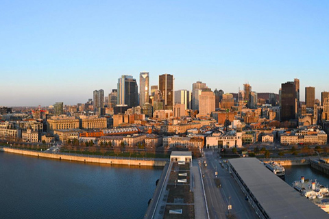 Montreal: Eingang zum Glasturm des Hafens von Montreal mit ExponatenMontreal: Port of Montreal Tower Entry mit Exponaten