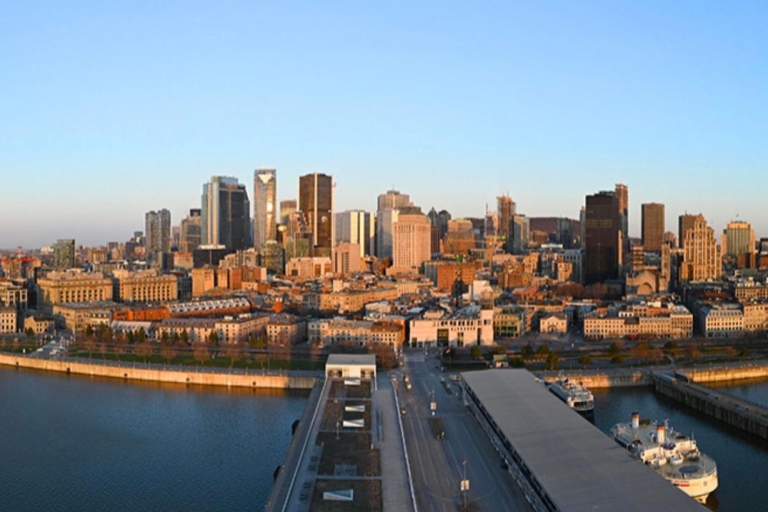 Montreal: Eingang zum Glasturm des Hafens von Montreal mit ExponatenMontreal: Port of Montreal Tower Entry mit Exponaten