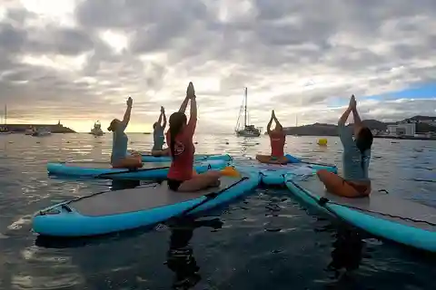 Arguineguín : Cours de yoga en stand-up paddleboard avec instructeur