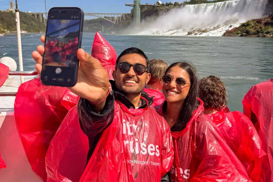 Toronto: Niagarafälle-Tour mit Bootsfahrt + Reise hinter die Wasserfälle. Foto: GetYourGuide Toronto: Niagarafälle-Tour mit Bootsfahrt + Reise hinter die Wasserfälle. Foto: GetYourGuide