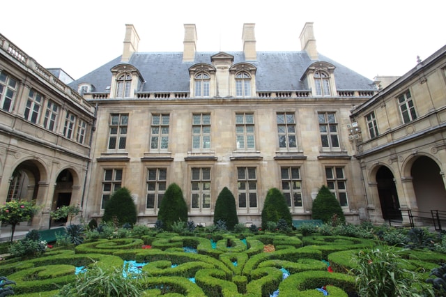 Through Paris history: family-friendly tour at Carnavalet