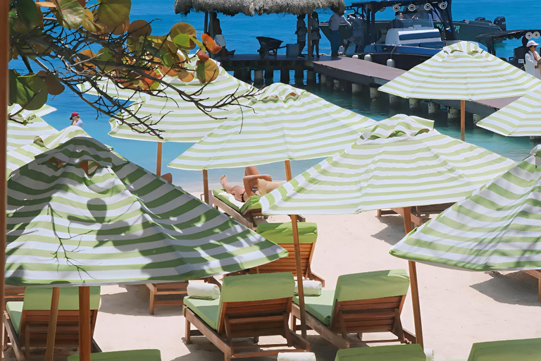 Cartagena: Rosario Islands Mantas Beach Club by Boat & Lunch VIP Beach Bed Experience