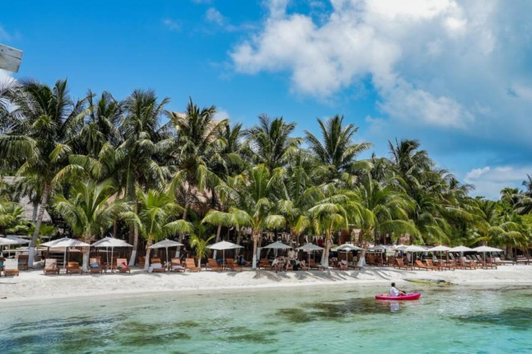 Isla Mujeres: Katamaran med öppen bar, snorkling och lunchTurné med öppen bar