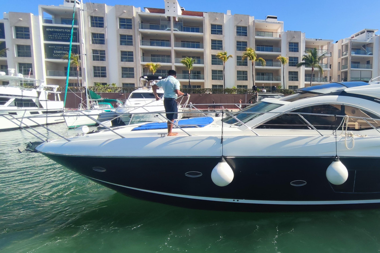 Cancun: Luxury Sunseeker 50 Yacht Charter to Isla Mujeres