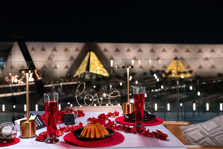 El Cairo: Cena con vistas al Gran Museo Egipcio y las Pirámides