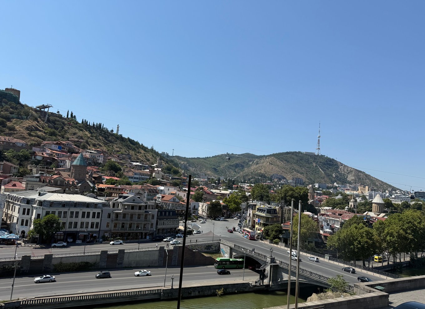 Oplevelse med byvandring i Tbilisi, vinsmagning og bådtur på floden