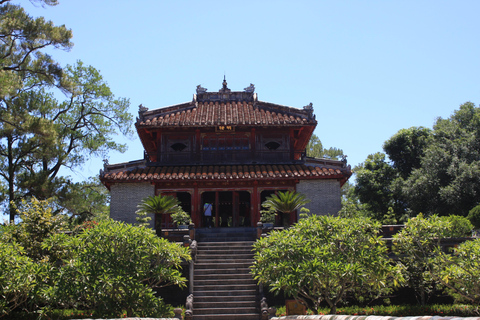 Hue: Cruise op de Parfumrivier met Thien Mu Pagode en Tomben