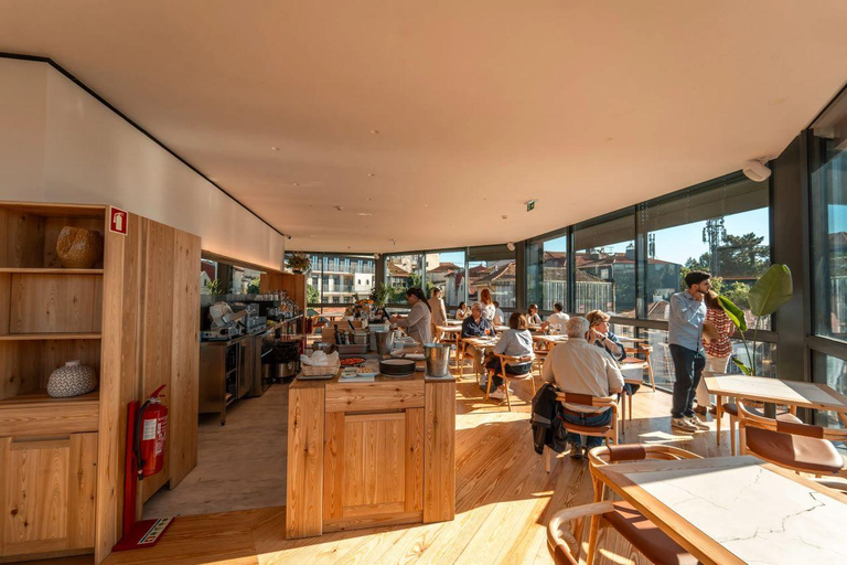 Porto: A la carte lunch + Douro River cruise Porto: À la carte lunch + Douro River cruise