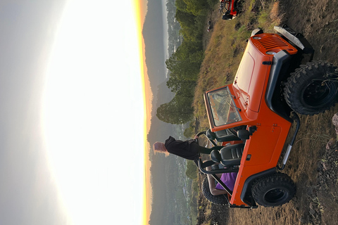 Kintamani hora dorada en jeep explora la montaña y las rocasKintamani: excursión de la hora dorada en jeep para explorar la montaña y las rocas