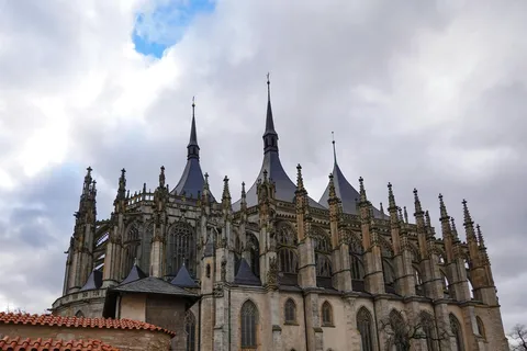 De Praga: Kingdom Come Deliverance 2: A excursão pelo mundo real