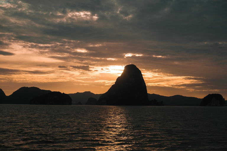 Phuket: La isla de James Bond y la bahía de Phang Nga en yate de lujo