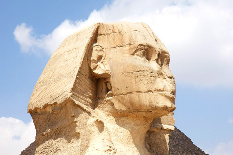 Vanuit Hurghada: bustour Gizeh-piramides & Egyptisch museumGedeelde tour (geen toegangsprijzen)