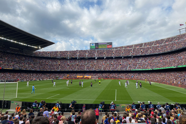 Barcelone : Match du FC Barcelone avec des sièges de supporters et un hôte local