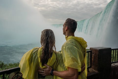 Niagara Falls: Walking Tour with Journey Behind the Falls