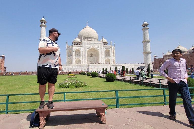 Tour con todo incluido al Taj Mahal al amanecer, el Fuerte de Agra y el Baby TajDesde Delhi: excursión con conductor con aire acondicionado, guía y ticket de acceso.