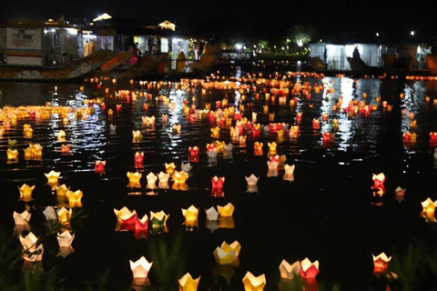 HoiAn:Paseo en barco por el río Hoai de noche con farolillo de flores caído