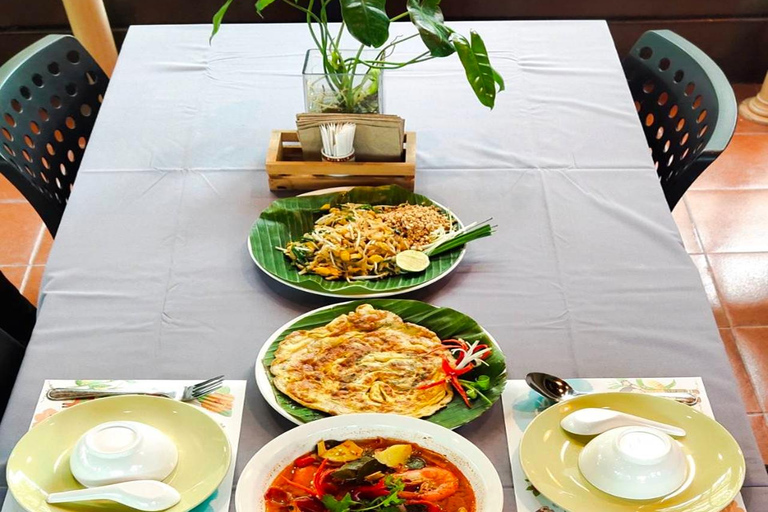 Jantar da aula de culinária e aproveitar o mercado noturno local