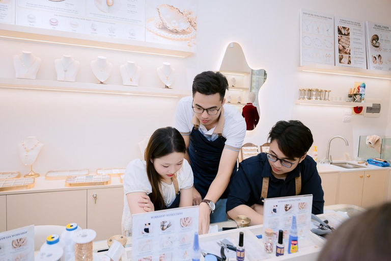 Hanoi: Pearl Farm Mussel-Opening & Jewelry Experience