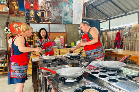 Chiang Mai : Corso di cucina tailandese per piccoli gruppi con tour del mercatoUnisciti a un piccolo gruppo in inglese