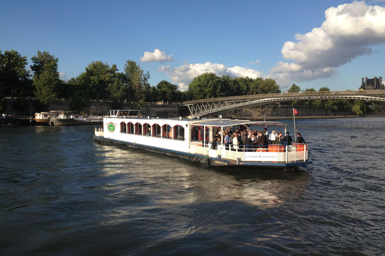 Paris: Cruzeiro de jantar de Ano Novo no rio SenaParis: Menu de carne do cruzeiro com jantar de véspera de Ano Novo