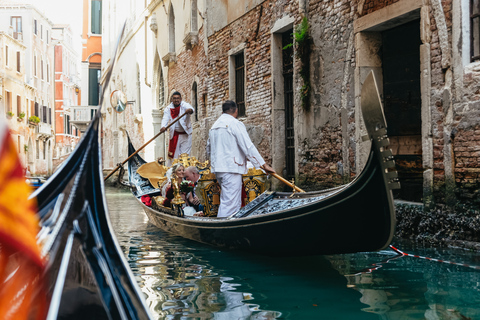 Venezia: Giro in gondola sul Canal Grande con commento dell&#039;appPosti a sedere casuali: giro in gondola condiviso (30 minuti in gondola)