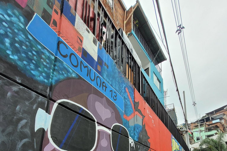 « Medellín dévoilée » Comuna 13, Plaza Botero et téléphérique« Medellín dévoilée » : Comuna 13, Plaza Botero et téléphérique