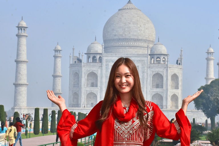 Depuis Delhi : Visite du Taj Mahal et d'Agra en voiture au coucher du soleilAu départ de Delhi, voiture avec chauffeur, guide, entrée et déjeuner.