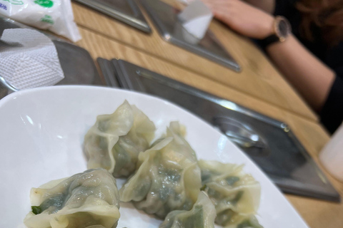 Caminhada noturna na fortaleza e lanche em um mercado local