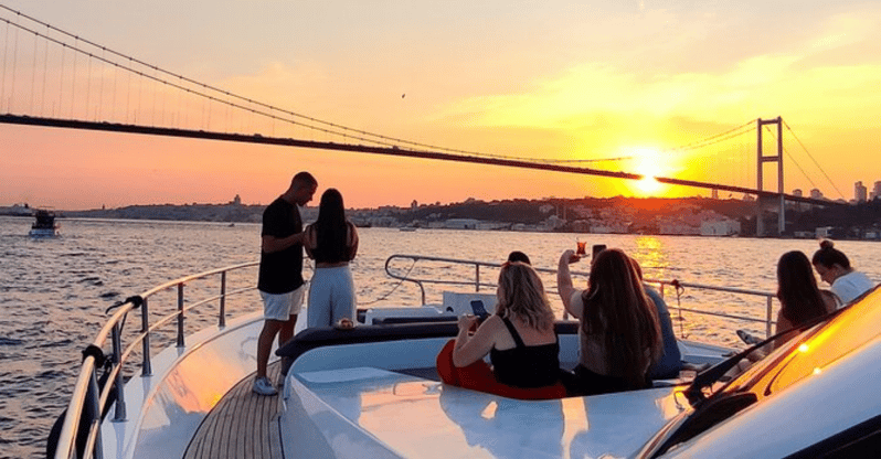 Crucero Al Atardecer Por El Bósforo De Estambul En Un Lujoso Yate ...