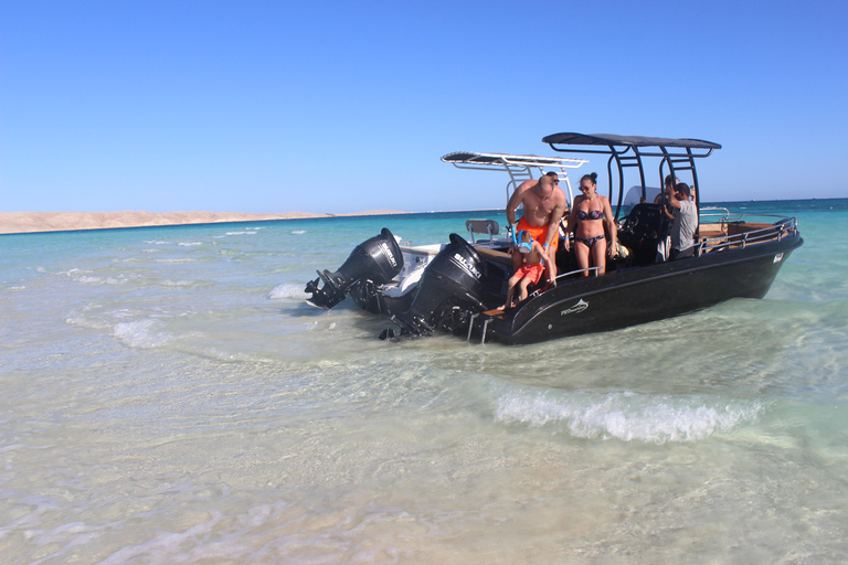 Hurghada: 4 Island Hopping Tour Dolphin, Snorkeling &amp; LunchPrivate Speedboat trip