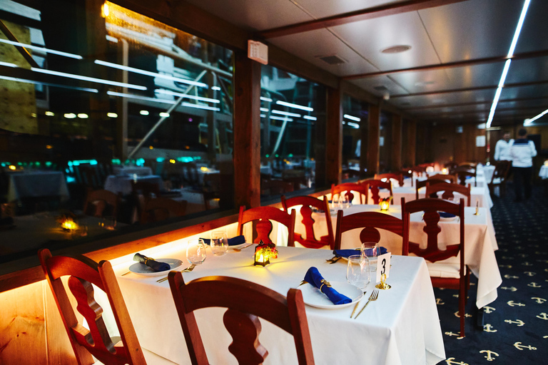 NYC : Dîner-croisière de la Saint-Sylvestre avec musique et open barBillets pour le dîner-croisière sur le pont VIP