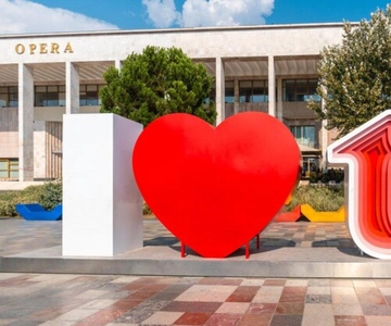 Tirana Stroll Tour, Walk and Taste Qofte & Raki!