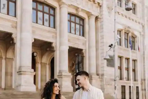 Bucharest: Essential Photo Session in the Charming Streets