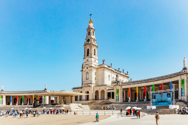 From Lisbon: Fatima, Obidos, Batalha and Nazaré Group Tour