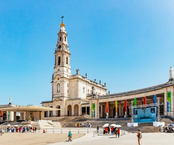 From Lisbon: Fatima Óbidos Batalha & Nazaré Small Group Tour