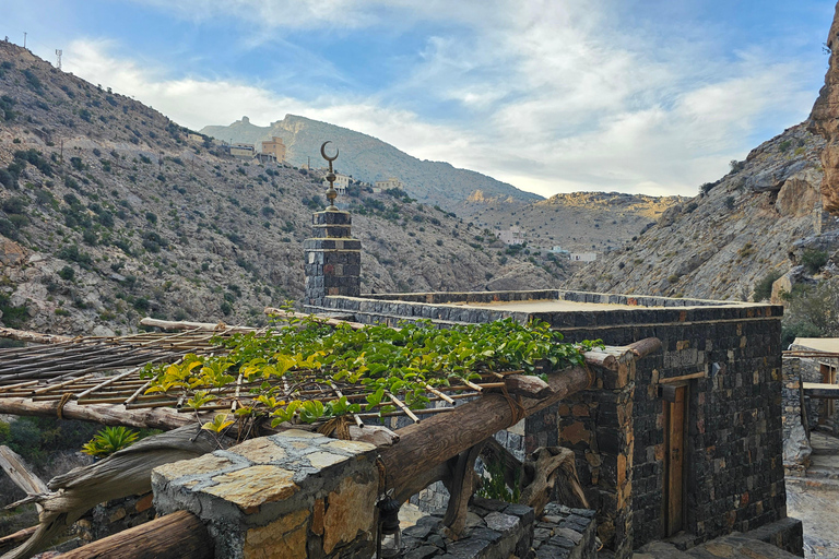 Muscat: Nizwa and Al Jabal Al Akhdar Private Tour with Lunch