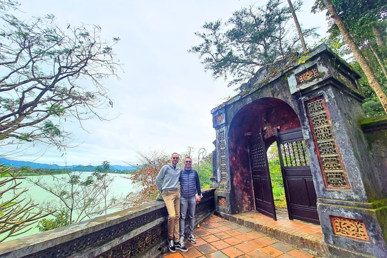Hue : Croisière pour visiter la pagode Thien Mu et les tombeaux du roiGuide anglophone