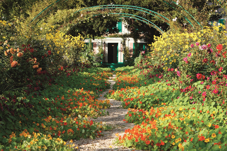 جولة موجهة إلى جيفيرني مونيه لنصف يوم من باريس مع النقلجولة موجهة إلى متحف مونيه في جيفيرني لمدة نص