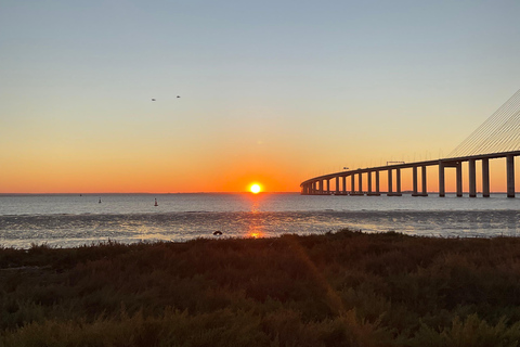 Parque das Nações: اليوغا والتأمل عند شروق الشمس على متن مركب شراعي!