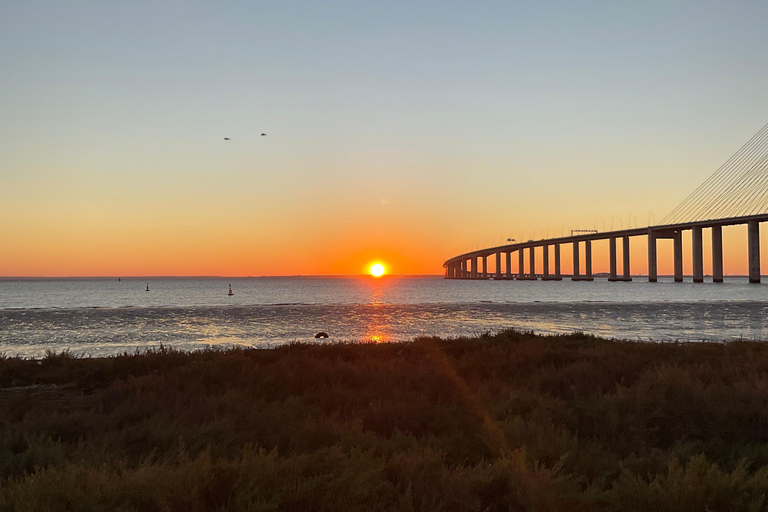 Parque das Nações: اليوغا والتأمل عند شروق الشمس على متن مركب شراعي!