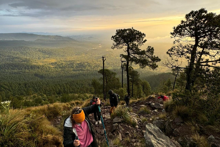 Zonsopgang op de hoogten: Pico del Águila. Mexico Stad.