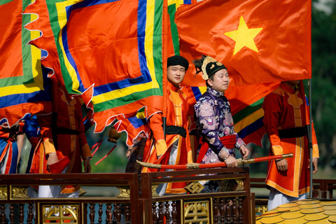 Hué : cuisine royale et musique folklorique sur la rivière des ParfumsNHẬT YẾN (DÉJEUNER) (日宴) - UN DÉJEUNER SOMPTUEUX.