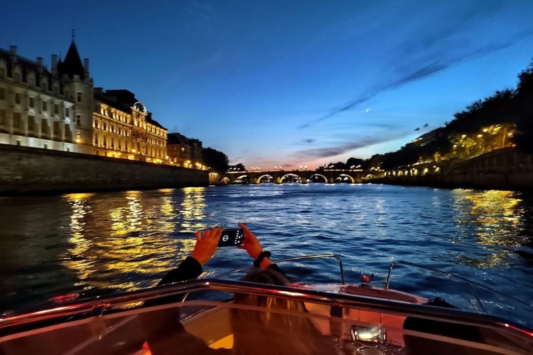 Paris: Heart of Paris Private Boat Tour with Bottle of Wine