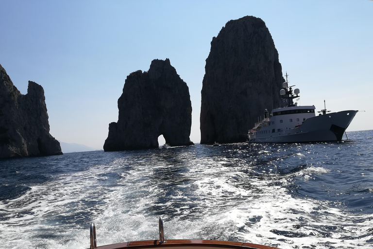 Sorrento: Passeio de barco partilhado em Capri com snorkeling e diversão!